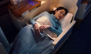 emirates-business-class-yolcularini-uzun-ucuslarda-daha-rahat-ettirecek-yeni-ucak-ici-kiyafet-setini-H15X7McB.jpg