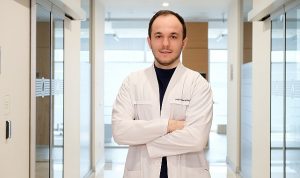 implant-yaptiranlarin-agiz-bakimi-da-ozel-uzmanlar-implant-cevresi-icin-agiz-duslarini-oneriyor-F41WOJuh.jpg