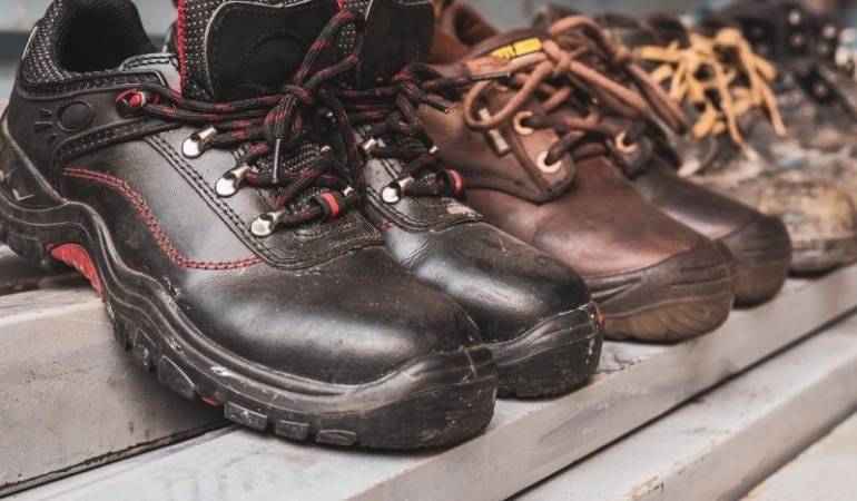 İş Güvenliği ve Konfor: Doğru İş Kıyafetlerinin Önemi