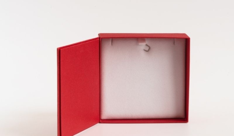 Takı Düzenlemeyi Kolaylaştıran Stant ve Kutuların Önemi