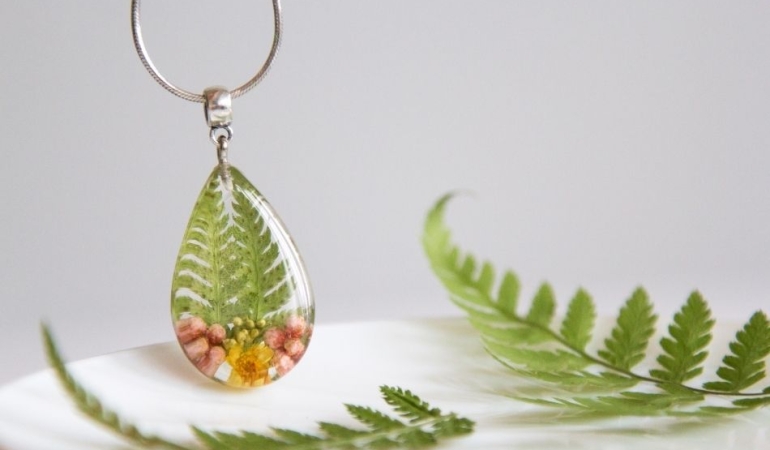 Zarif ve Şık Aksesuar Seçenekleri: Çelik Kolye, Harf Kolye ve Epoksi Anahtarlık