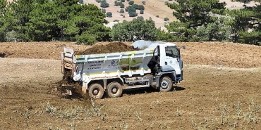selcuklu-belediyesi-ureticilere-kamyon-uzeri-gubre-dagitim-makinesi-ile-kolaylik-sagliyor.jpg