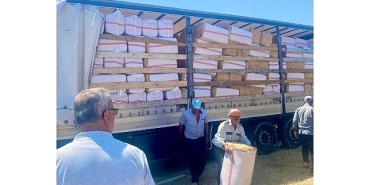 urla-belediyesinden-zeytineline-19-ton-saman-destegi.jpg