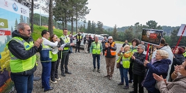 maltepede-belediye-gonullu-is-birligiyle-ormanlik-alan-coplerden-arindirildi.jpg