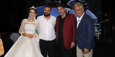 Yıllardır ortalarda yoktular! Popstar Selçuk ve Hakan Taşıyan yıllar sonra aynı düğünde ortaya çıktı